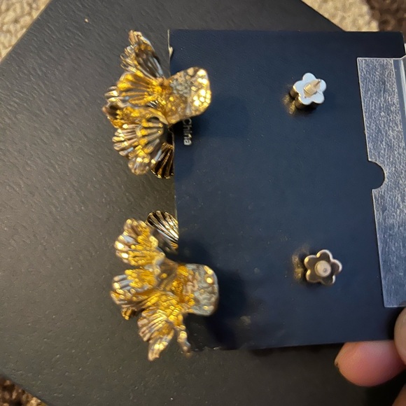 House of Harlow 1960 Gold Floral Earrings with Pearls - Picture 4 of 4